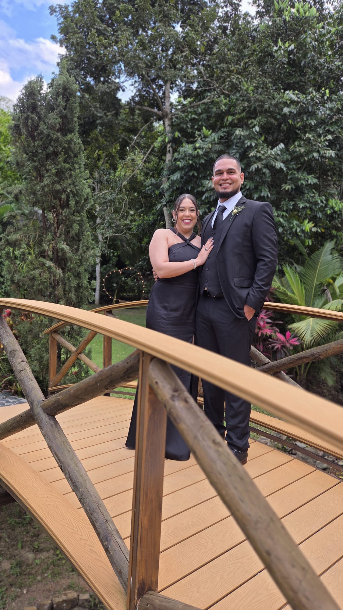 Mónica y Eric posando en el puente